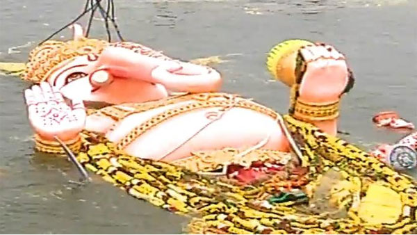 సంపూర్ణ నిమజ్జనం.. అంతా ప్రశాంతం.. క్రేన్ నెంబర్ 6 దగ్గర