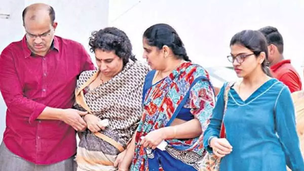 తండ్రి మరణంపై బంజారా హిల్స్ పోలీస్ స్టేషన్ లో కోడెల కుమార్తె కేసు నమోదు