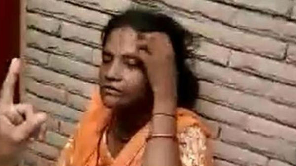 ఐదు నెలల గర్భిణీపై స్థానికుల దాడి ఐదు నెలల గర్భిణీపై స్థానికుల దాడి