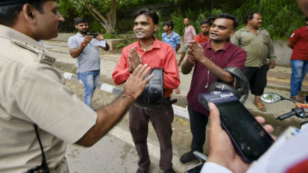 కొలువు కోసం వస్తే .. కొలువు కోసం వస్తే ..