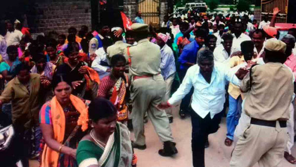 కలెక్టరేట్ వద్ద బైఠాయించి ఆందోళన .. పాల్గొన్న 400 మందికి పైగా కార్యదర్శులు