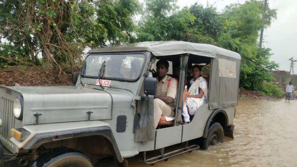 Pamulapadu Sub Inspector in Kurnool District gave lift to his Official jeep to Secretarial Exam aspirants 