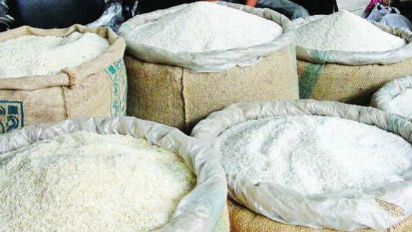 పక్కదారి పడుతున్న రేషన్ బియ్యం .. తెలుగురాష్ట్రాల్లో కొనసాగుతున్న దందా