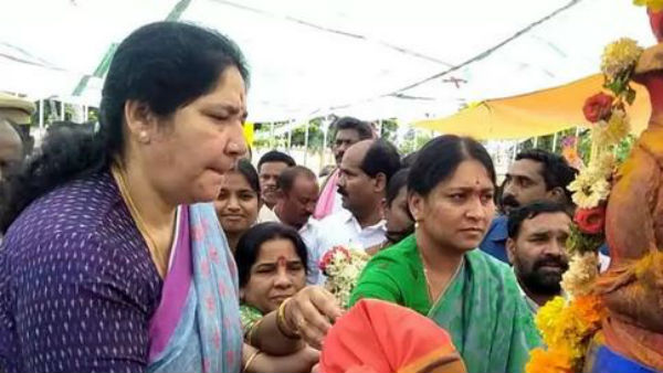 సమ్మక్క సారలమ్మలకు బతుకమ్మ తొలిచీరలు సమర్పించిన మంత్రి సత్యవతి రాథోడ్ 