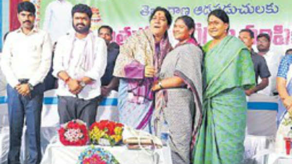  బతుకమ్మ చీరల పంపిణీలో సీతక్కపై ఆసక్తికర వ్యాఖ్యలు