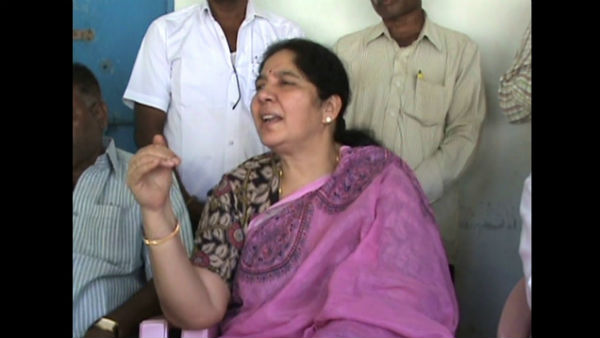 మహిళా మంత్రి వ్యాఖలతో ములుగులో ఆసక్తికర చర్చ 