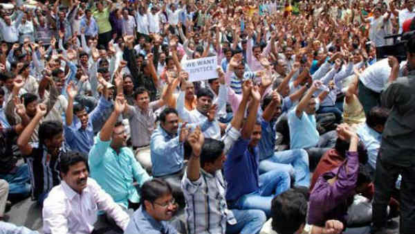 ఇతర విద్యార్హతలు ఉన్నవారికి కూడా పోస్టింగ్ ఇస్తున్నారని బాధితుల ఆందోళన 