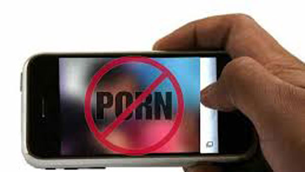 భయంతో చిన్నారి.. భయంతో చిన్నారి..