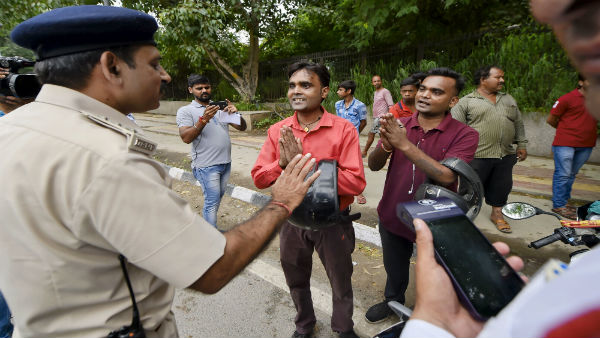 హడలెత్తించిన బెంగళూరు పోలీసులు 