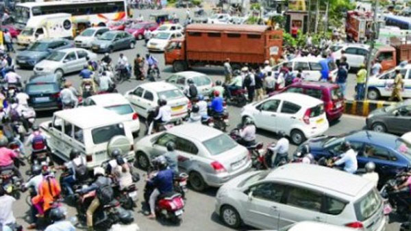  ట్రాఫిక్ సిగ్నల్ ఉండదు.. పోలీసులు ఉండరు..! రోడ్డు దాటే వారికి మాత్రం నరకమే..!!