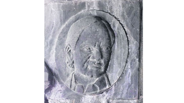 రాతి స్తంభాల పైన సారు..కారు..సర్కారు