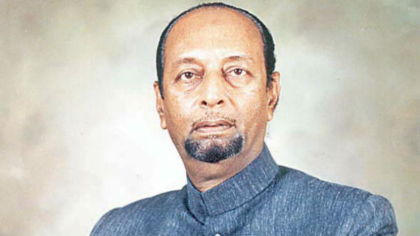  ఓవైసీ తండ్రి సలాహుద్దీన్ ఆతిథ్యం ఇచ్చారు