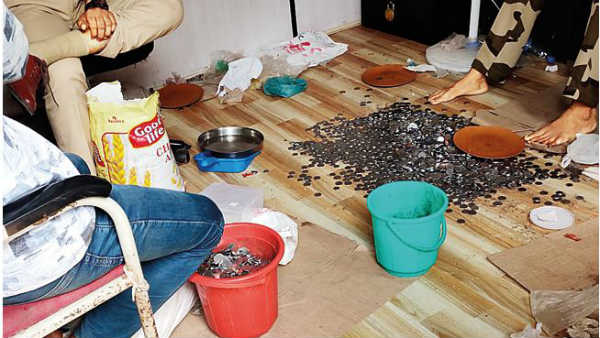 ఎనిమిది గంటల పాటు డబ్బులు లెక్కబెట్టిన పోలీసులు