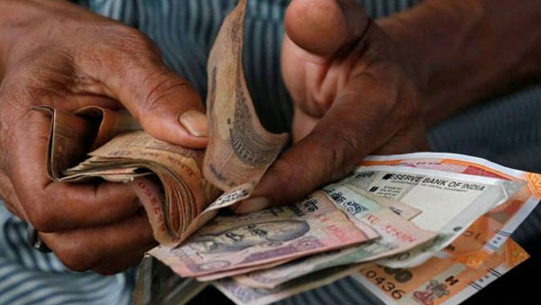 సొంతింట్లో చోరీ.. భార్యను దసరా సెలవులకు పంపి