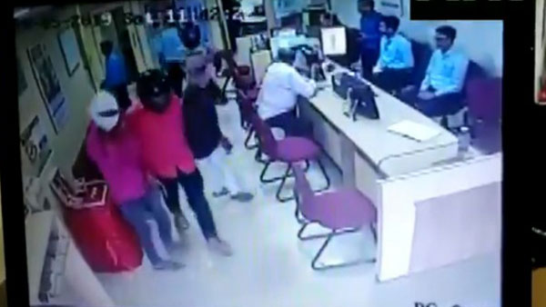 ముఖానికి ముసుగులతో 13 కోట్ల నగలు మాయం..!