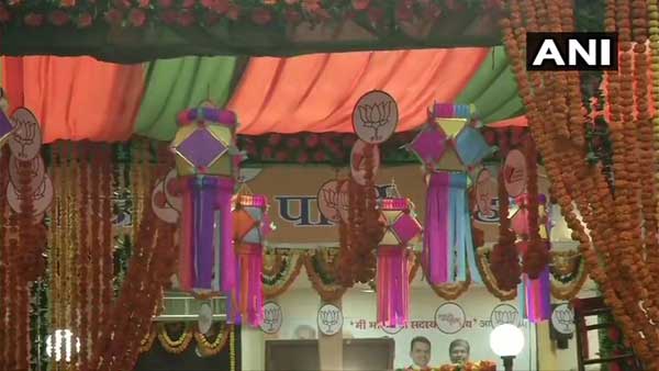 బారులు తీరిన కార్యకర్తలు..