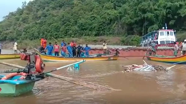  శిధిలావస్థకు చేరిన బోటు 