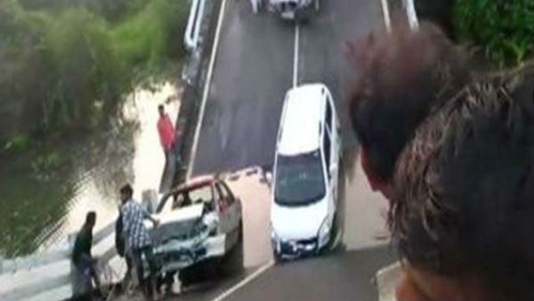 నదిలో పడ్డ కార్లు