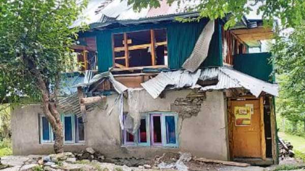 బంకర్లలో తలదాచుకుంటున్న స్థానికులు