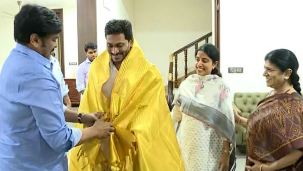 రాం చరణ్ రాకపోవటం వెనుక.. రాం చరణ్ రాకపోవటం వెనుక..