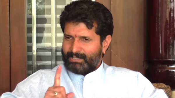 ఇద్దరూ సీనియర్లు