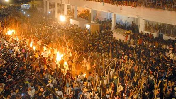 కర్రల సమరంలో లక్ష మంది.. నలుగురి పరిస్థితి విషమం