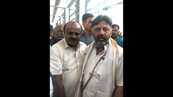 చేతిలో జేడీఎస్ జెండా