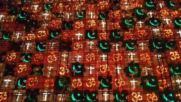 ఇస్లామిక్, క్రైస్తవ మత చిహ్నాలతో..