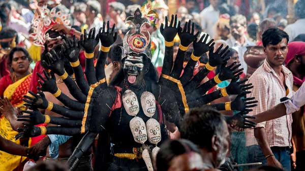 ఆలయాలు కిటకిట.. అమ్మవారి దర్శనానికి క్యూ