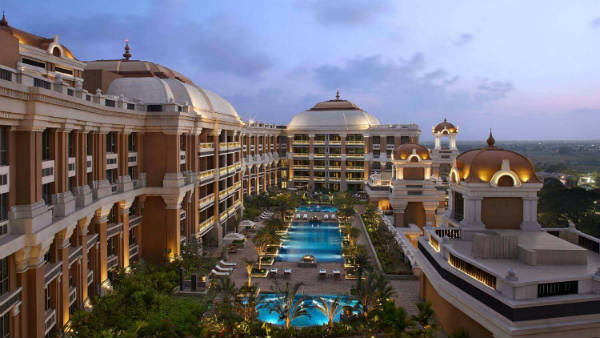 గ్రాండ్ చోళ హోటల్ లో బస