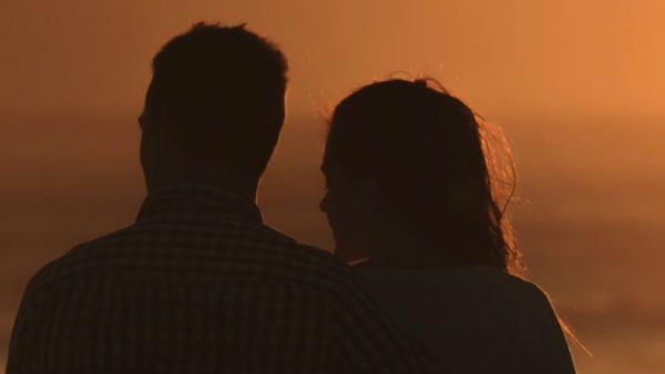 రిసార్ట్లో మాస్క్ తీసిన జంట రిసార్ట్లో మాస్క్ తీసిన జంట