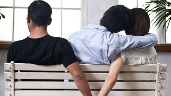 ఇద్దరు వ్యక్తులతో సన్నిహితంగా.. వద్దని చెప్పినందుకు శిక్ష