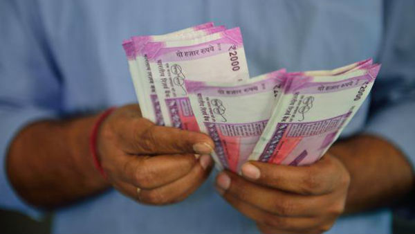 మార్కెట్లలో కనిపించిన నగదు కొరత