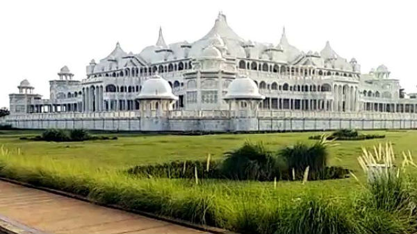 కళ్లు తిరిగే స్థిరాస్తులు..