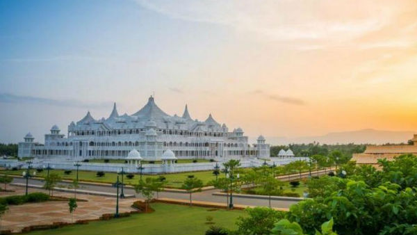 గుట్టలుగా కరెన్సీ నోట్లు.. బంగారు ఆభరణాలు..