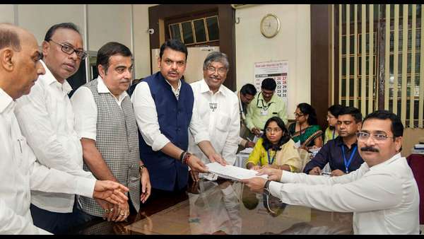 దేవేంద్ర ఫడ్నవిస్ స్థిరాస్తి