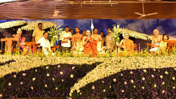 కెసిఆర్ బక్కోడే అయినా మహా గట్టోడు అంటూ స్వామీజీ కితాబు