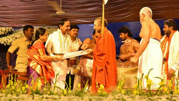 యాదాద్రికి అంతర్జాతీయ గుర్తింపు తెచ్చారన్న స్వామీజీ