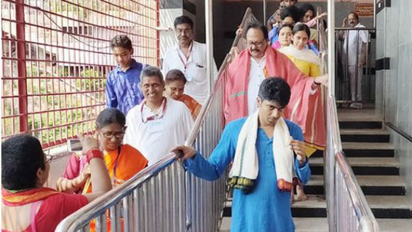 Former Union minister krishnam raju faces insult at kanakadurga temple Former Union minister krishnam raju faces insult at kanakadurga temple