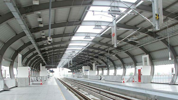 ఫ్లడ్ లైట్ల వెలుతురులోనే..