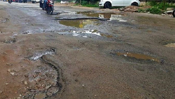 నగరంలో రోడ్ల పరిస్ధతి దారుణం.. మురికి వాడలను తలపిస్తున్న కాలనీలు.. నగరంలో రోడ్ల పరిస్ధతి దారుణం.. మురికి వాడలను తలపిస్తున్న కాలనీలు..