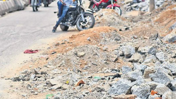 గుంతలు పడ్డ రోడ్డు కారణంగా కాలు విరగ్గొట్టుకున్న యువకుడు.. నగరపాలక సంస్ధపై క్రిమినల్ కేసు.. గుంతలు పడ్డ రోడ్డు కారణంగా కాలు విరగ్గొట్టుకున్న యువకుడు.. నగరపాలక సంస్ధపై క్రిమినల్ కేసు..