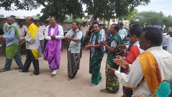 ఏపీ తరహాలో విలీనం చెయ్యాలని తెలంగాణా ఆర్టీసీ కార్మికుల ఆందోళన