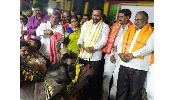 పలుచోట్ల సదర్ ఉత్సవాలు ఘనంగా.. చప్పల్ బజార్లో కిషన్ రెడ్డి సందడి పలుచోట్ల సదర్ ఉత్సవాలు ఘనంగా.. చప్పల్ బజార్లో కిషన్ రెడ్డి సందడి