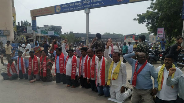 సీఎం ఇలాకాలోనూ ఆందోళన పర్వం.. కరీంనగర్‌లో మోకాళ్లపై నిలబడి