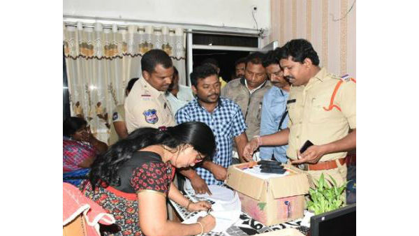 స్థానికురాలని నమ్మితే మోసం చేసి..! స్థానికురాలని నమ్మితే మోసం చేసి..!