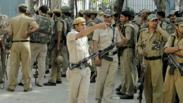 నిఘానీడలో