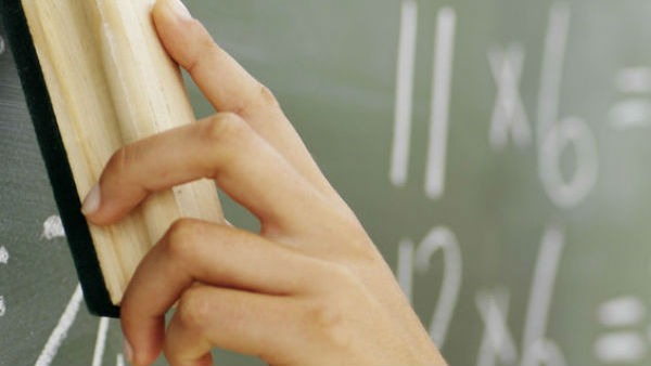 బదిలీ వెళ్తున్న ఆమెను ఆపి వెళ్లొద్దు టీచర్ అంటూ బోరున విలపించిన విద్యార్థులు .. కన్నీరు పెట్టుకున్న టీచర్ 