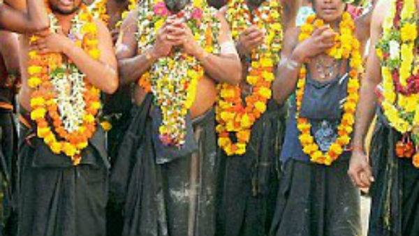 అనుమతుల కోసం దరఖాస్తులు చేసుకున్న అయ్యప్ప దీక్షాపరులు అనుమతుల కోసం దరఖాస్తులు చేసుకున్న అయ్యప్ప దీక్షాపరులు