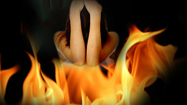 మర్డర్ మిస్టరీ ... సీసీ టీవీ ఫుటేజ్ పరిశీలిస్తున్న పోలీసులు ... మర్డర్ మిస్టరీ ... సీసీ టీవీ ఫుటేజ్ పరిశీలిస్తున్న పోలీసులు ...